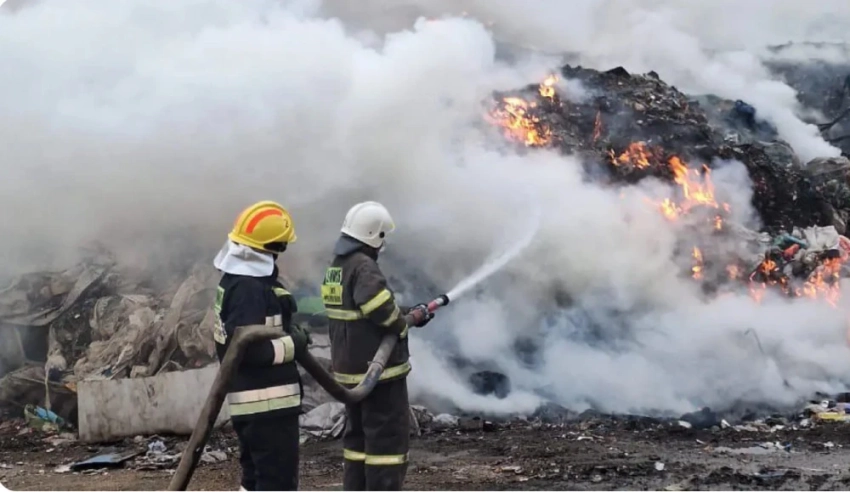 Более 200 спасателей и 90 единиц техники: Пожар на свалке под Алматы тушат третий день