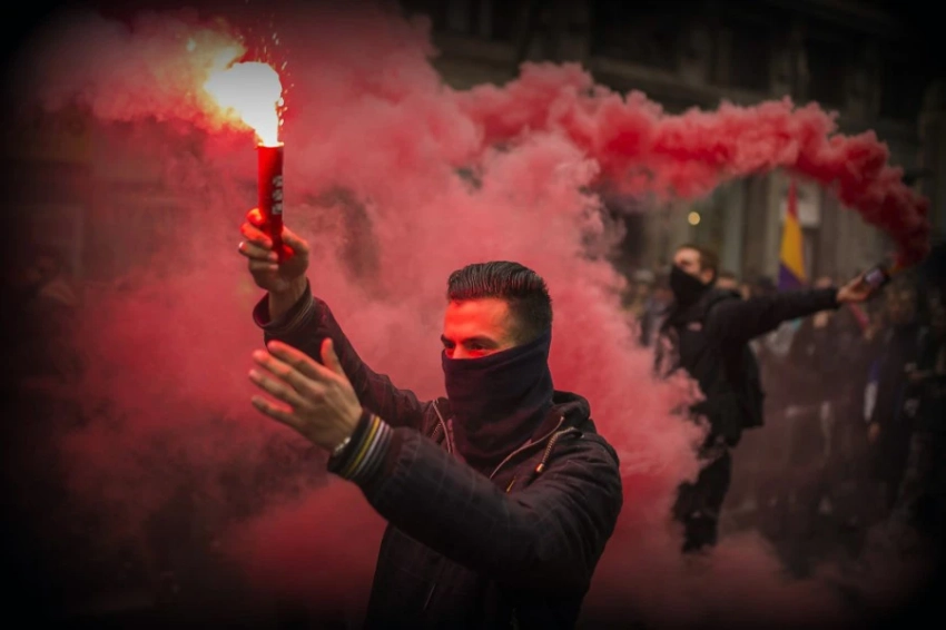 Исследование: Выгорание на работе делает более восприимчивым к экстремистским идеям