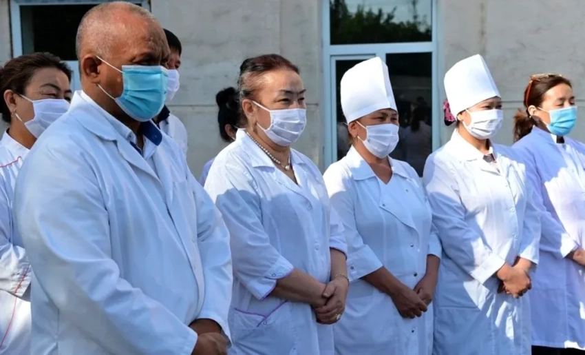 В 2026 году зарплата всех медработников будет повышена на 50% - Чечейбаев