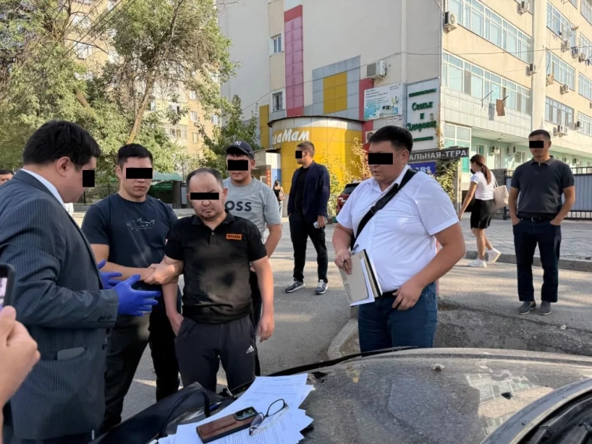 В Бишкеке задержали судоисполнителя при получении взятки