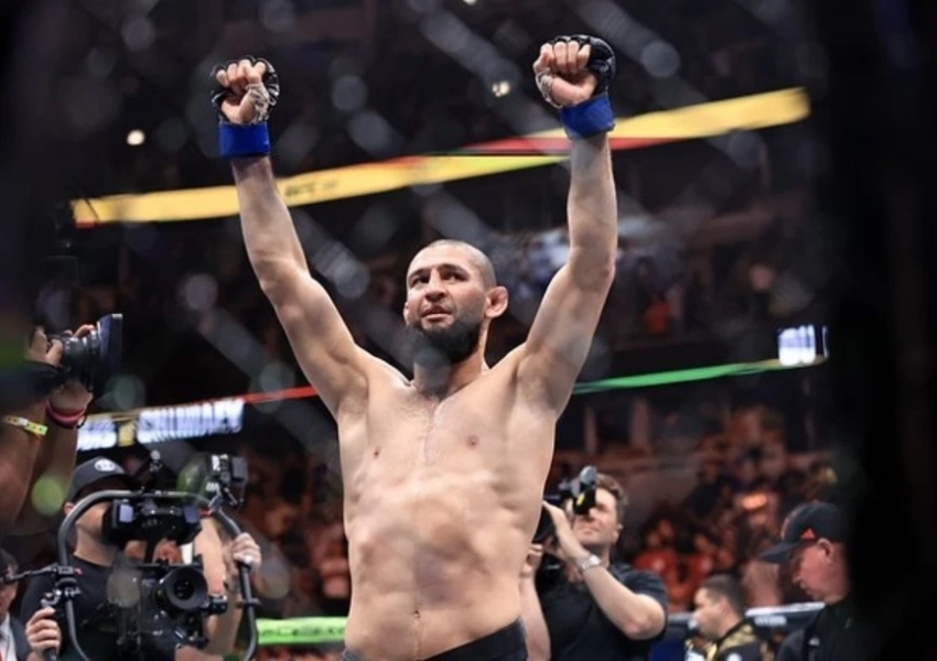 Чимаев разгромил дю Плесси и стал чемпионом UFC