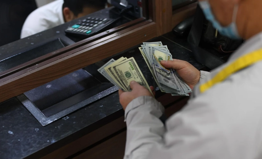 Семь обменок в Бишкеке оштрафованы за нарушения