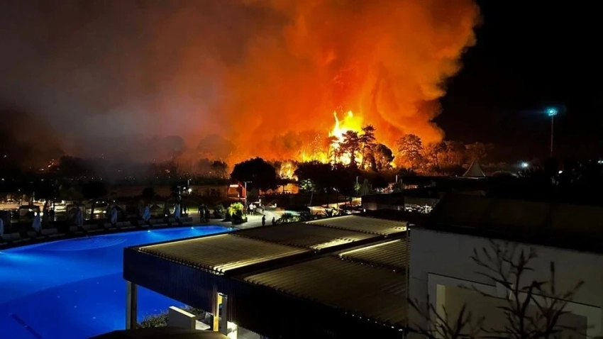 В трех городах Турции бушуют лесные пожары. Воздушная техника возобновила тушение в Мугле и Анталии