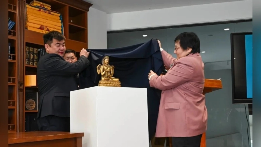 Дочь монгольского знаметного ученого подарила музею «Чингисхан» редкую скульптуру божества эпохи Занабазара