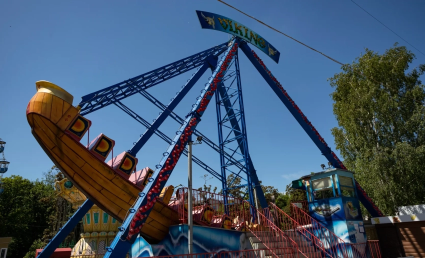 В Оше 15-летняя девочка погибла, упав с аттракциона «Викинг»