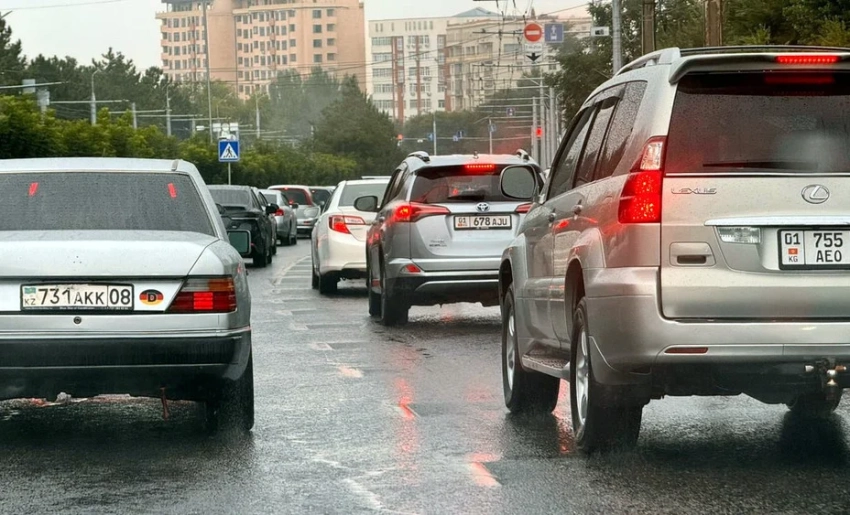 В Бишкеке хотят запретить госслужащим приезжать на работу на личном авто