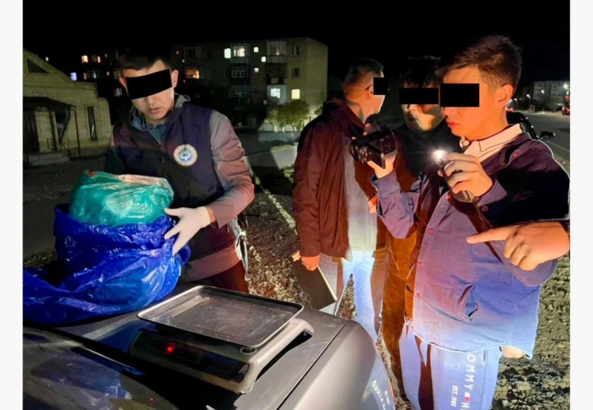 Двоих кыргызстанцев задержали с партией наркотиков