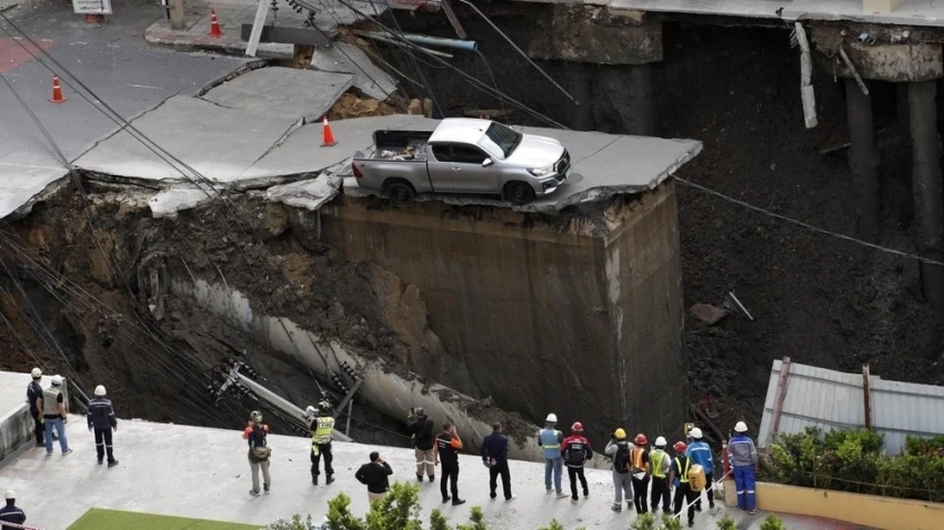 В Бангкоке произошло обрушение дороги, образовалась яма глубиной 50 метров