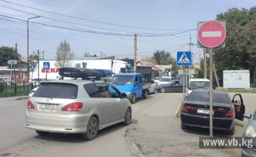 На проспекте Дэн Сяопина пробки из-за знака: Жители предлагают решение