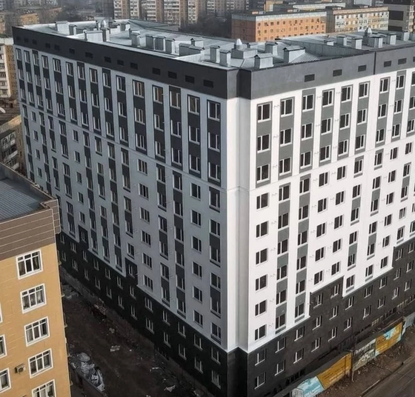 После жалоб жителей многоэтажки ГКНБ задержал руководителей стройкомпании