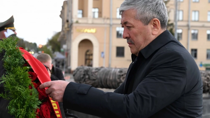 Адылбек Касымалиев возложил венок к монументу Победы в Минске