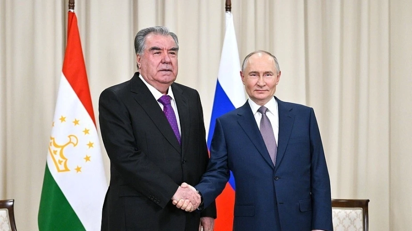 Путин и Рахмон поговорили по телефону