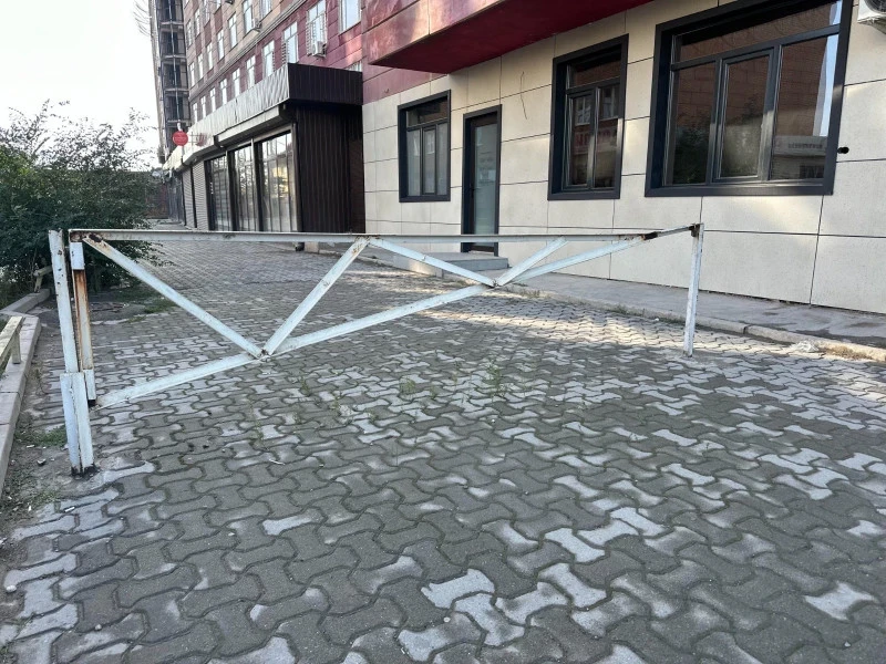 В Октябрьском районе Бишкека демонтировали шлагбаум, парковку и ангар