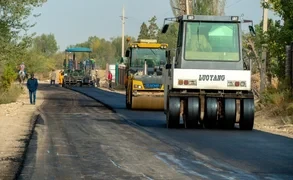 В селе Арашан Таласской области укладывают асфальт на внутренней дороге
