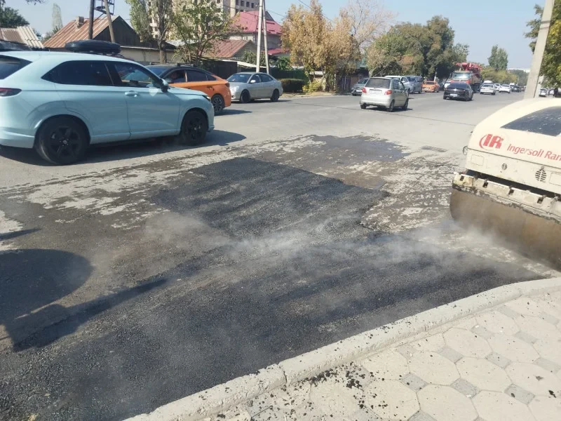 В Бишкеке продолжается ямочный ремонт дорог