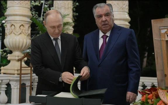 Путин подарил Рахмону книгу «Таджики» и картину «Таджикские друзья»