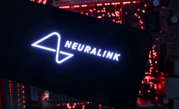 Чипированный Маском пациент научился управлять роботами силой мысли