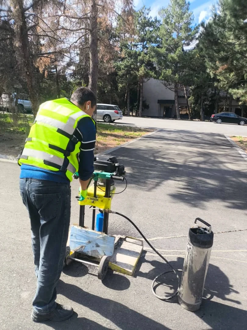 В Караколе на территории Погранслужбы проверили качество асфальтового полотна