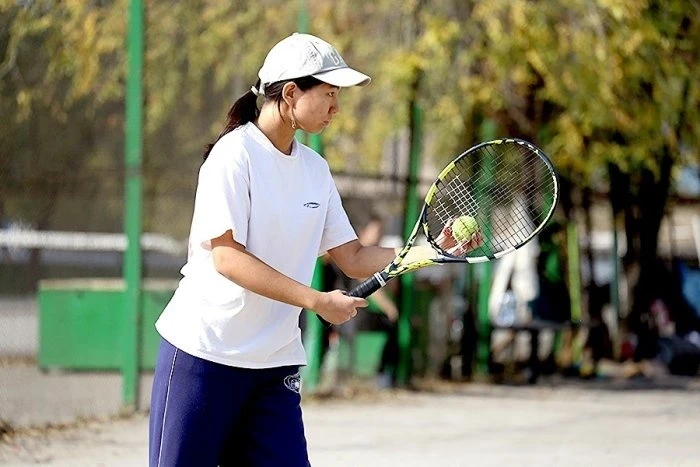 В Бишкеке продолжается турнир по теннису памяти тренера Акиньшина