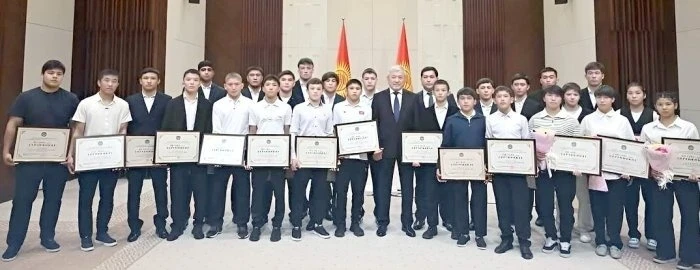 Юные борцы Кыргызстана награждены за успехи на чемпионате Азии