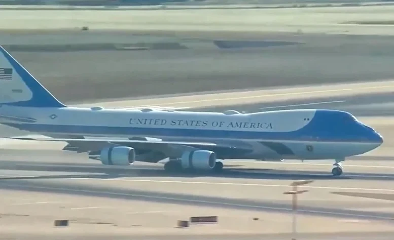 Самолет министра обороны США совершил экстренную посадку в Великобритании