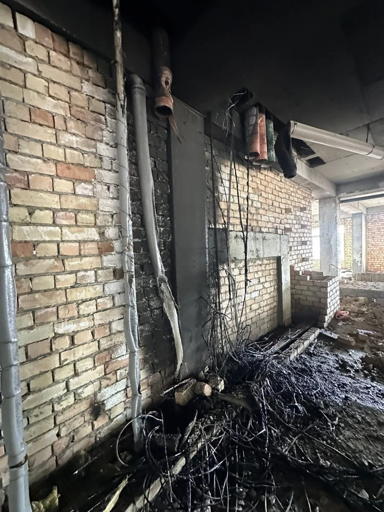 Мэр Оша выехал на место пожара в многоэтажке на улице Маматсакова