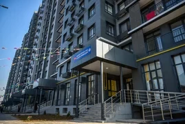 Разгрузка школ. В Бишкеке на 1 этаже жилого комплекса «Мурас» открыли школу