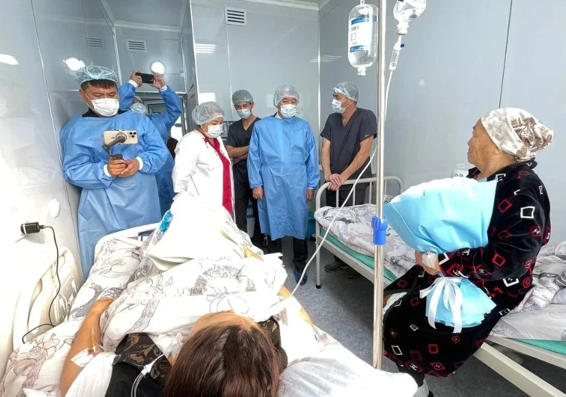 В ОшГУ успешно пересадили почку женщине, донором стала ее 71-летняя мать