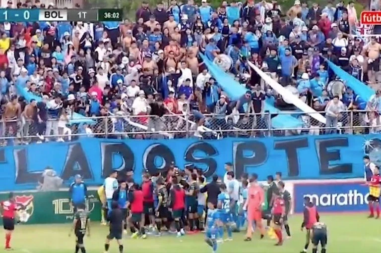 Семь удалений и слезоточивый газ на матче "Блуминг" - "Боливар"