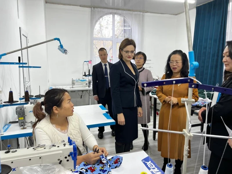 Посольство Китая передало оборудование кризисному центру «Аялзат» в Бишкеке