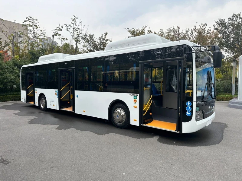 Мэр Бишкека показал китайские автобусы, которые доставят в столицу