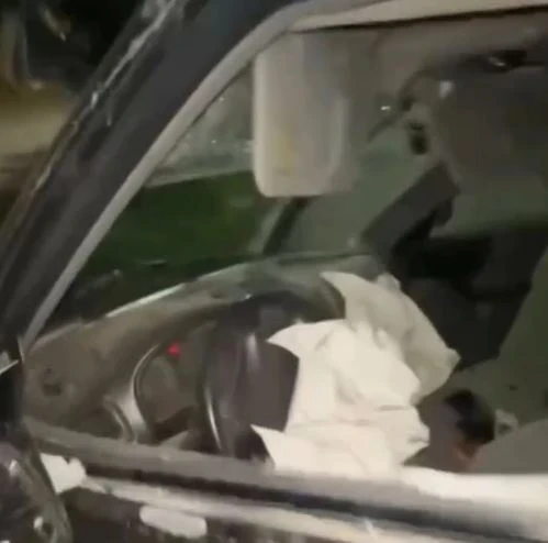 В Бишкеке автомобиль врезался в дерево. Пострадали два человека