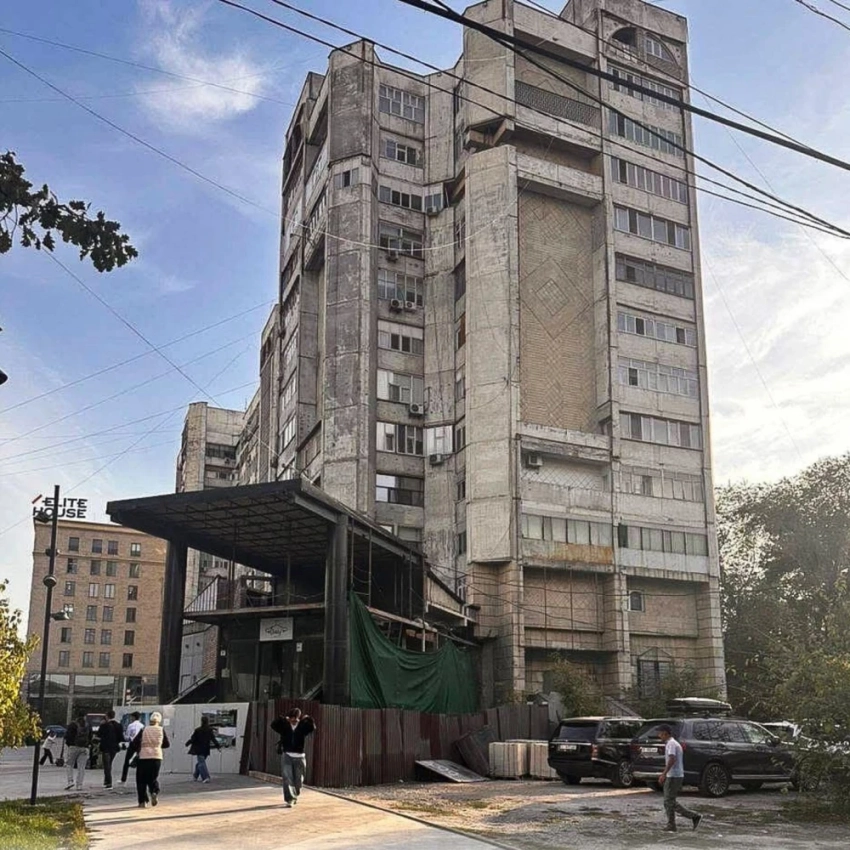 Возведение пристройки к зданию на перекрестке улиц Абдрахманова и Киевской приостановили