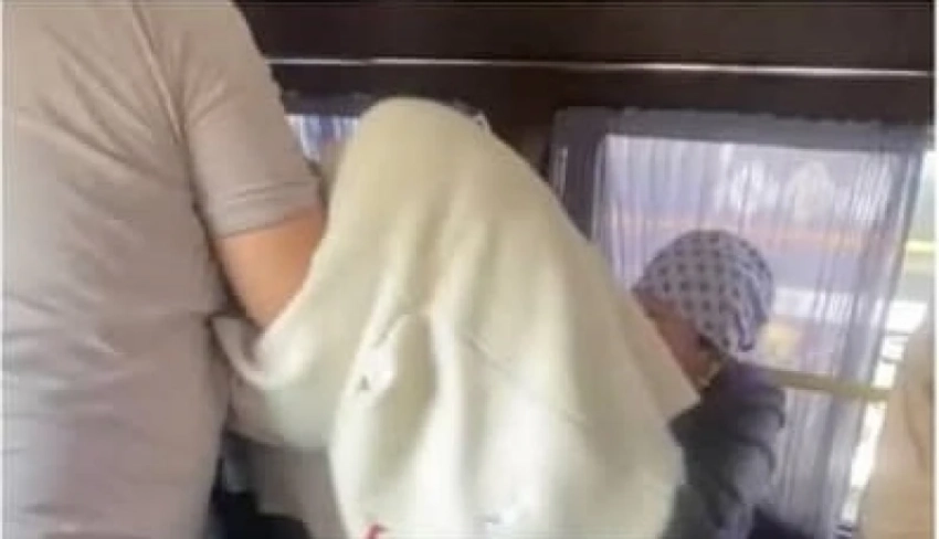 Пассажирка с ребенком до крови избила девушку в маршрутке