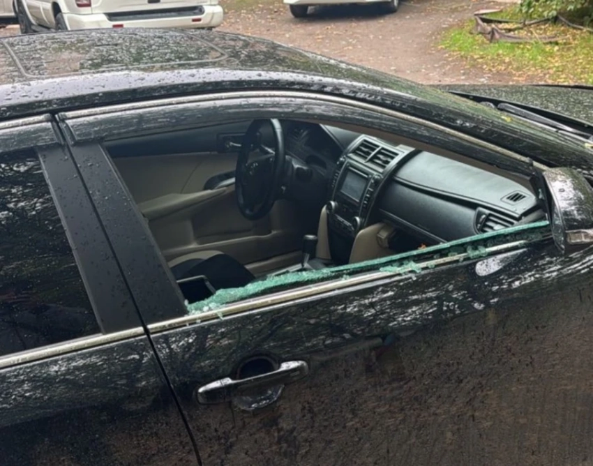 В микрорайонах Бишкека завелся автовандал