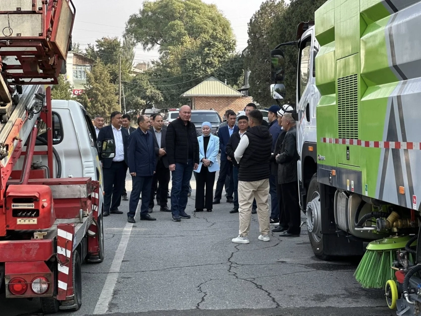 Мэрии Кызыл-Кии передали новую спецтехнику