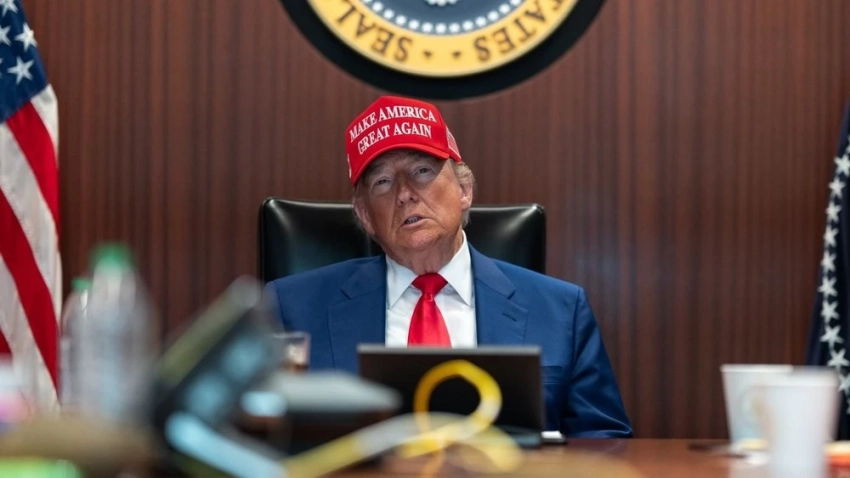 Трамп заявил о введении дополнительных пошлин в 100% на товары из Китая