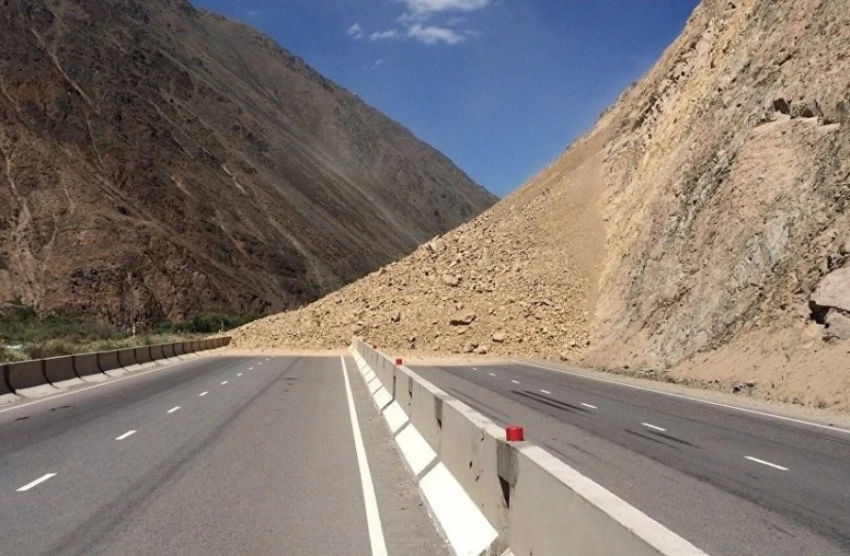 В Боомском ущелье будут перекрывать дорогу из-за спуска камней