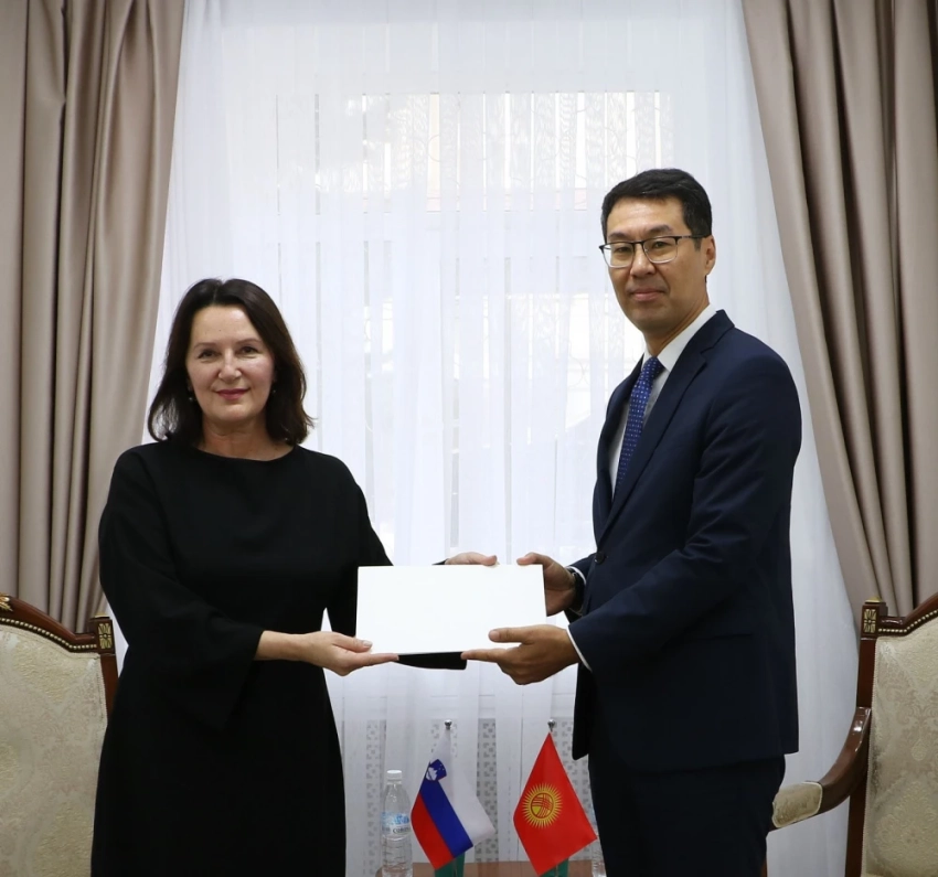 Медер Абакиров принял копии верительных грамот у посла Словении Аленки Сухадолник