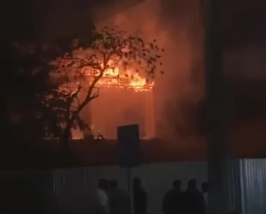 В строящемся здании в Бишкеке произошел пожар