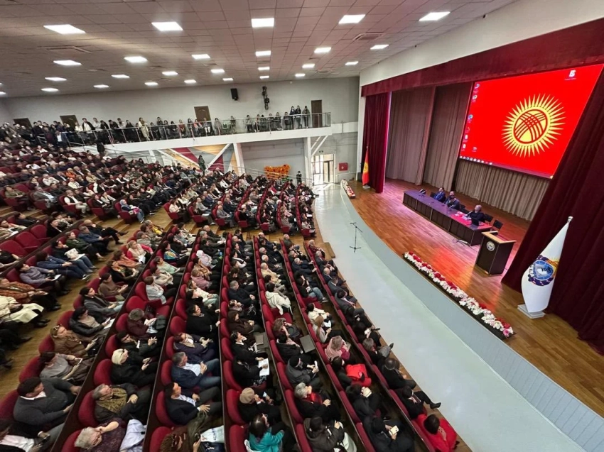 В КГМА имени Ахунбаева прошел экстренный сбор после задержания преподавателя со взяткой