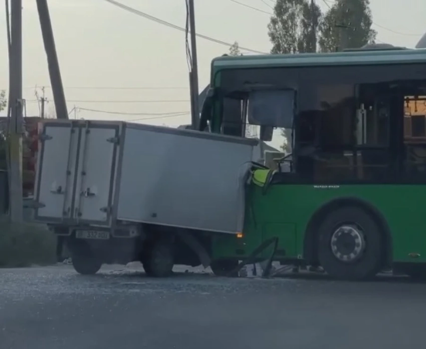 В «Ак-Ордо» произошло серьезное ДТП с участием автобуса