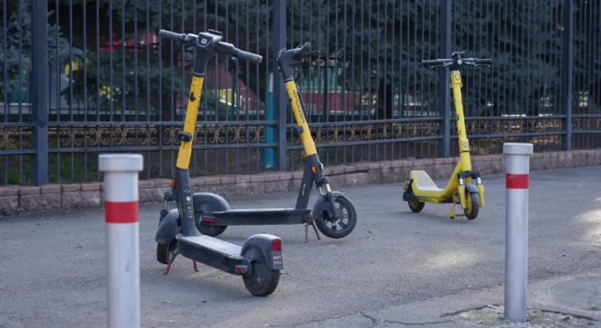 Мэр Бишкека решил не убирать самокаты из Бишкека