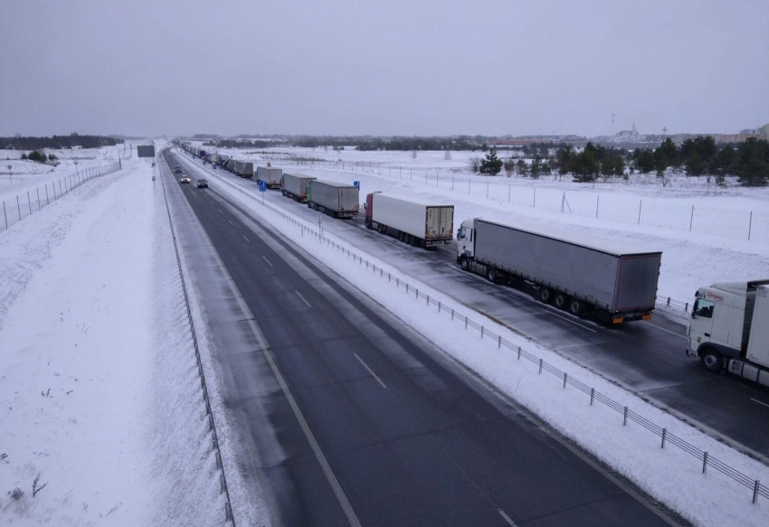 В РФ взялись за карго-перевозки: Почти 7000 фур из Китая, следовавших через Казахстан и Кыргызстан, стоят на границе с Россией уже месяц