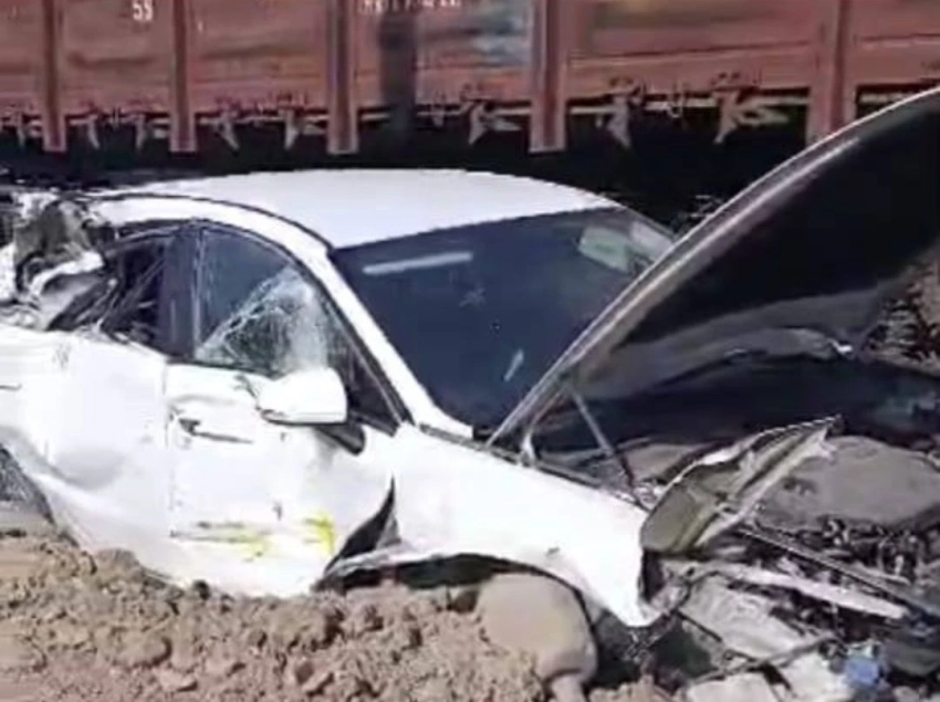 Близ Канта поезд столкнулся с легковушкой, есть пострадавшие