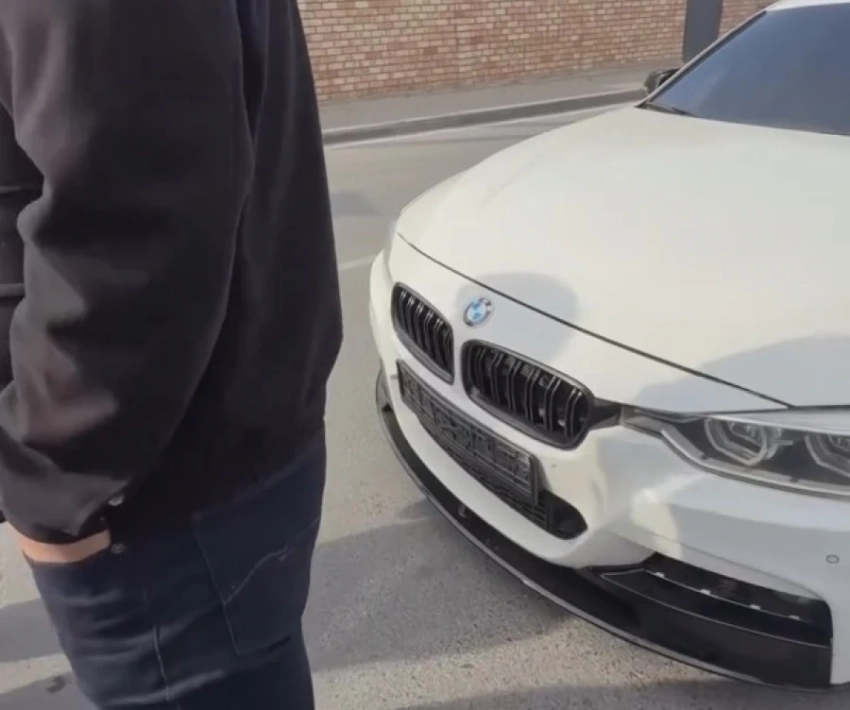 Водитель в Бишкеке снял номерные знаки, когда его остановили патрульные