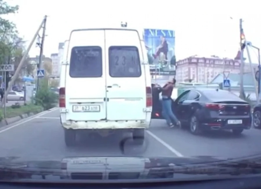 Милиция ищет водителей, устроивших драку на дороге в Бишкеке