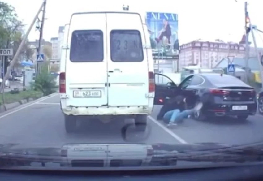 Водители устроили драку прямо на дороге в Бишкеке