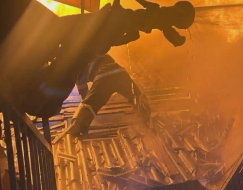 Крупный пожар произошел ночью в жилом доме в Бишкеке