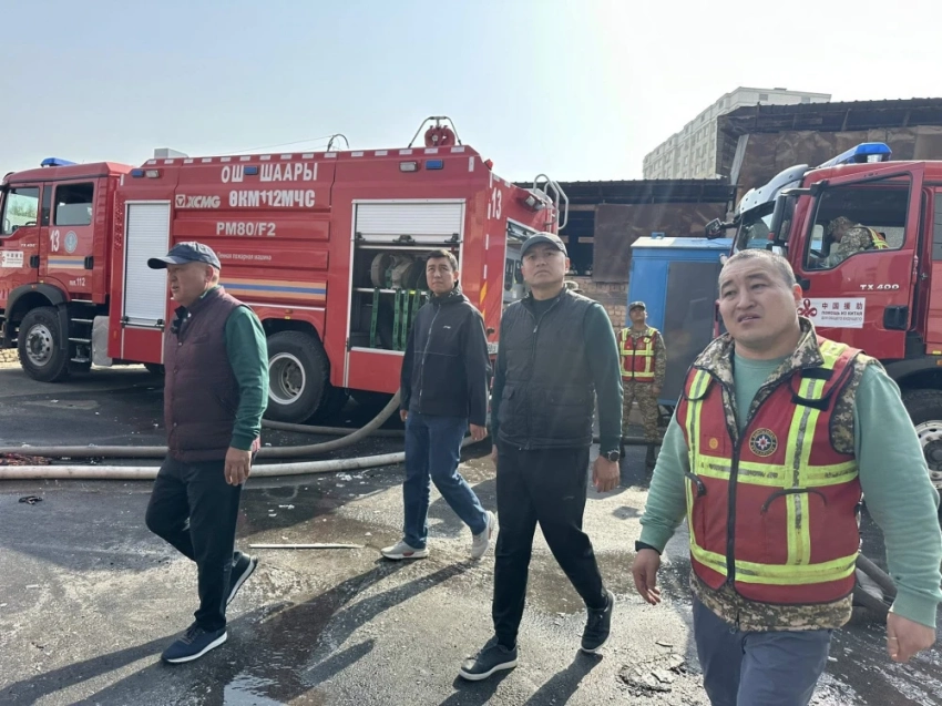 Мэр Оша выехал на место пожара в многоэтажке на улице Маматсакова